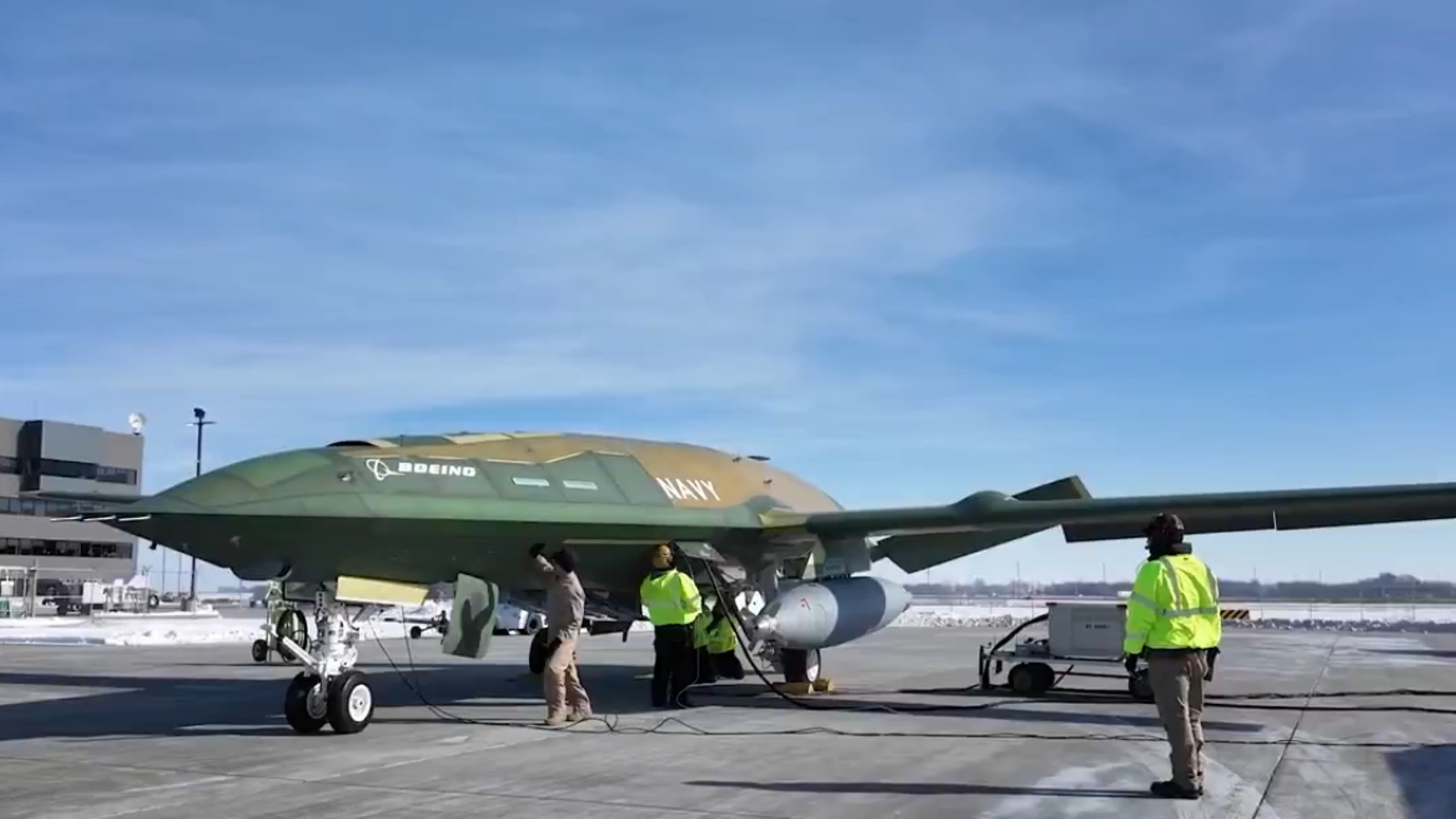 美国海军首架生产代表型MQ-25“黄貂鱼”首飞2026年4月25日，《The