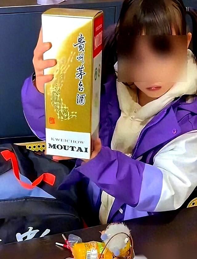 你以为是天上掉馅饼，结果人家是专业写剧本的。那个50块钱在学校跳蚤市场，“淘”