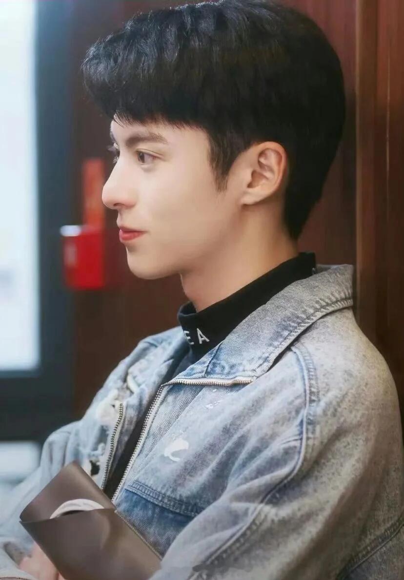 真的无死角在帅连睫毛都美成这样🥺王鹤棣