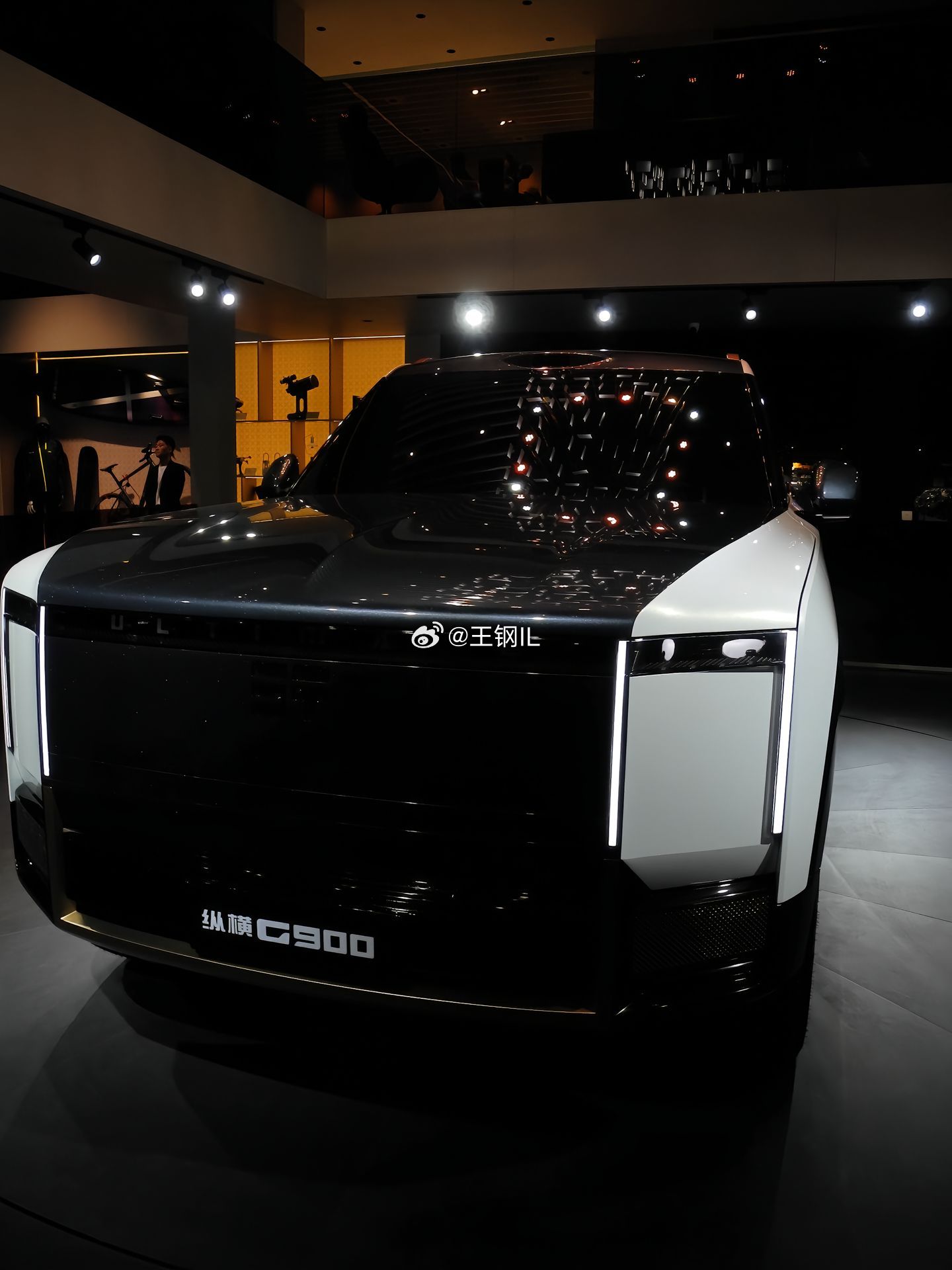 捷途纵横G900一一定位旗舰级，支持水陆两栖，车尾拥有推进器，可以真正当船用，拥