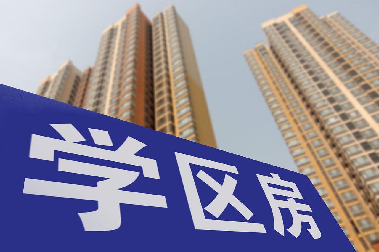 给孩子买学区房这事，真得好好琢磨。以前，学区房那是香饽饽，为了孩子能上名校，家长