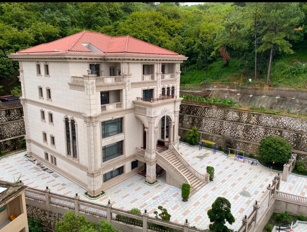 依山势而建，顺势而为。能建起来这么豪华的业主不差钱，有地就是好，选择多。楼梯放在