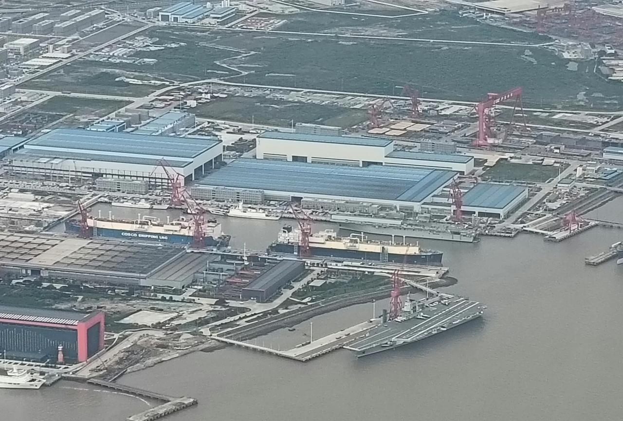 差点把你遗忘……都怪最近六代机飞得太欢！[呲牙笑]才想起来，咱们还有一艘076“