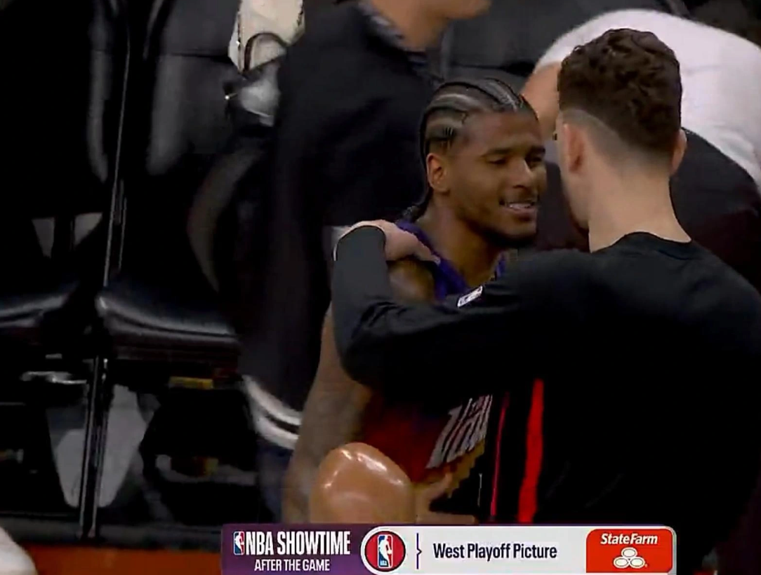 首轮是给申京最后得测试去年是因为乌度卡的战术和格林的拉跨，让申京低效的刷了