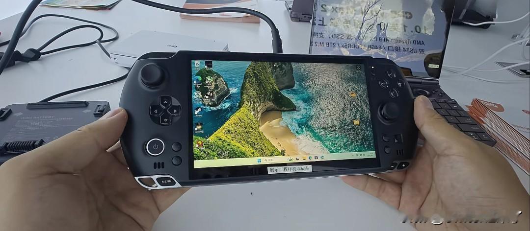【最强掌机来了！】首批GPDWin5掌机实测数据证实了这款迷你设备的非凡游戏