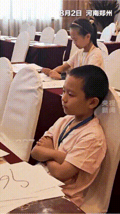 没想到火到央视新闻了！珠算比赛现场，主持人喊了一声准备，然后开始快速报题。有个9