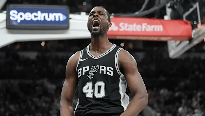 NBA常规赛，马刺以121-103战胜猛龙，取得赛季四连胜。赛后，哈里森-巴恩