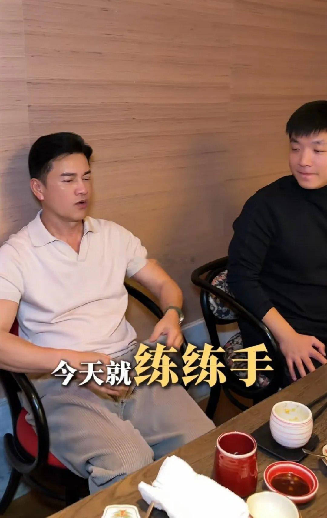 最近70岁吕良伟怎么也没想到，年轻时人不火，反倒老了引发热议。一般人想和他一样7