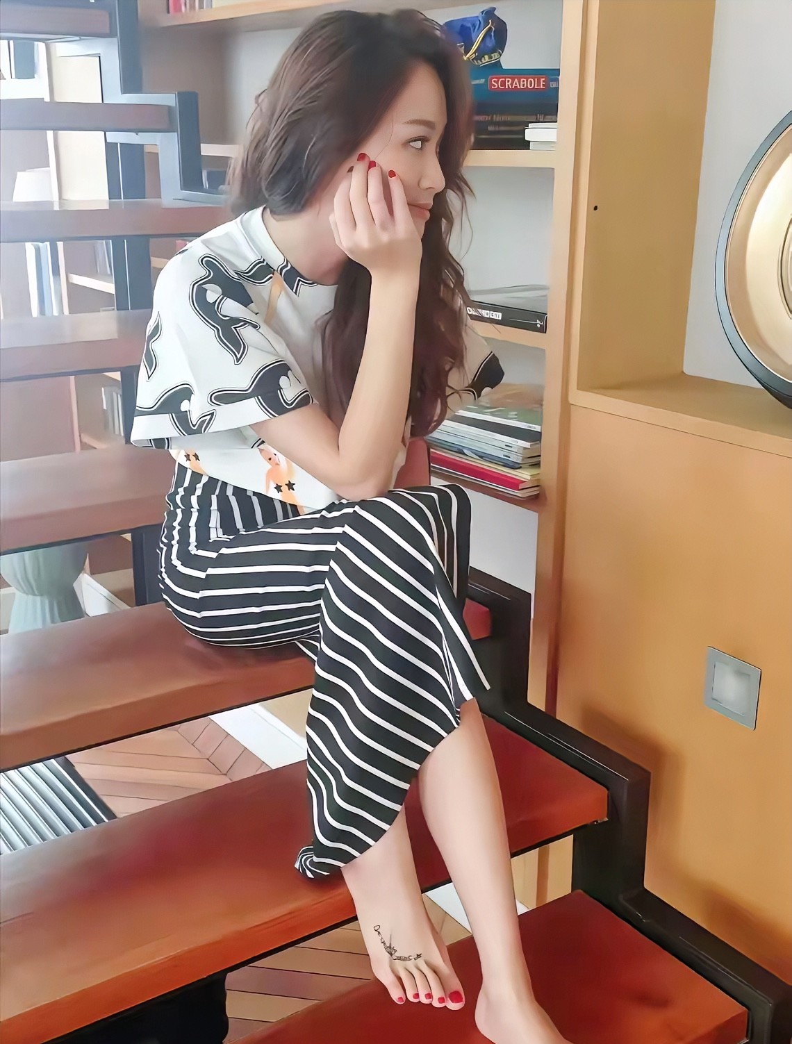 陈乔恩，脚指甲颜色真好看，把脚显得又白又干净