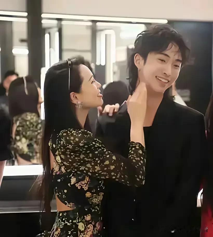 伊能静真的好爱自己的儿子，不管他如何打扮，都是没有意见，义无反顾支持。伊能静针