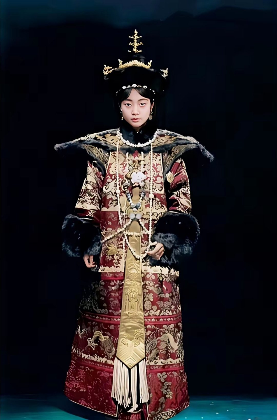 历史末代皇后婉容大婚时的一张老照片，拍摄于1922年的紫禁城内廷。