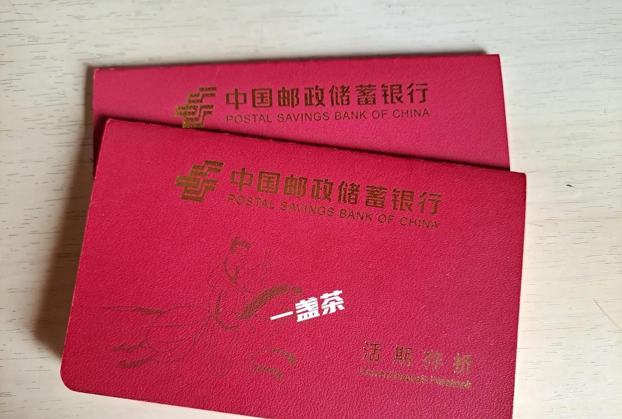 今天是15号，刚8点35老伴就换衣服要取退休金去，我说:“这刚几点呀，着急忙慌的