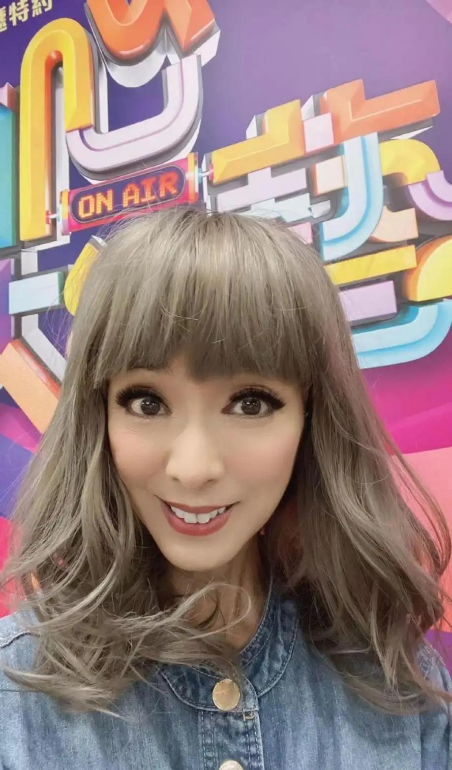 68岁的香港影星米雪做了一个黄色芭比娃娃卷发造型，远远看还是很洋气，但是我还是觉