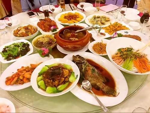 寒心！河南许昌，一对新人结婚，在豪华大酒店大摆30桌，每桌28道名菜，2瓶五粮液