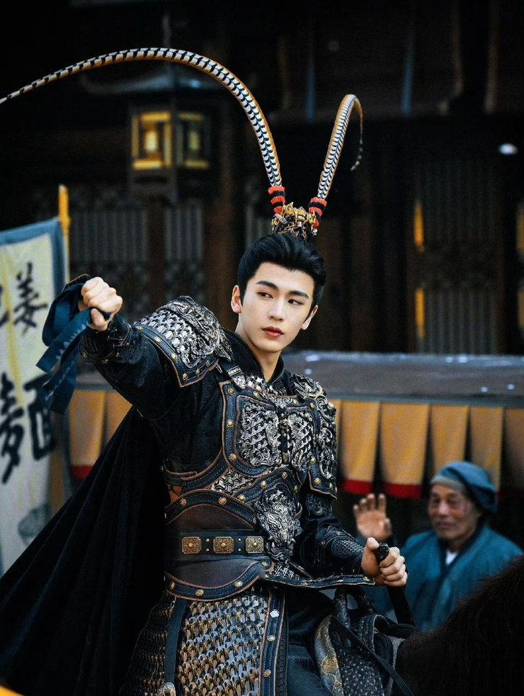 才知道“张凌赫”这个名字是公司给他起的可惜名字太大，他本人的气运没托住。这