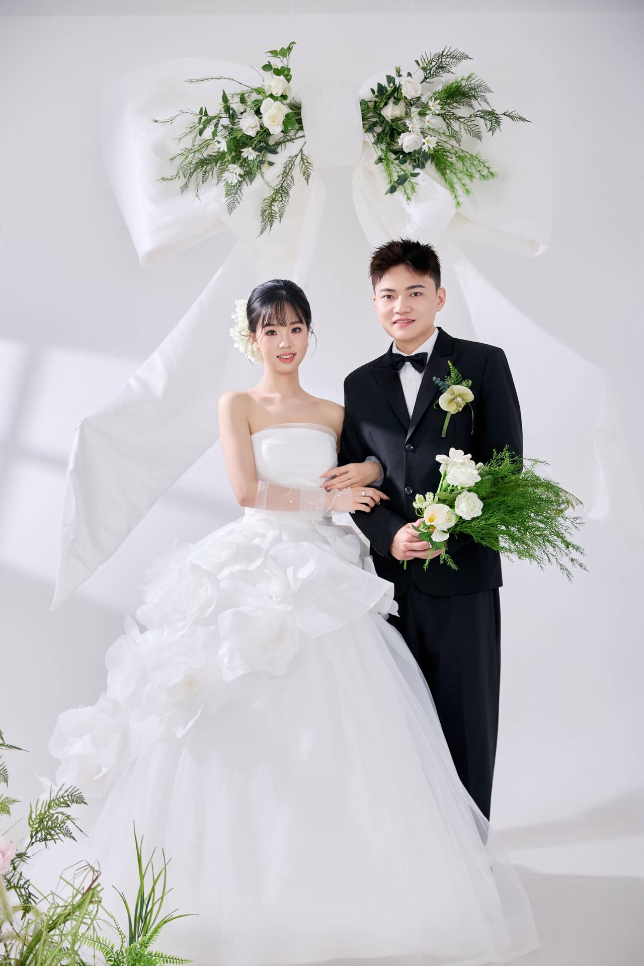 两个人的婚纱，是爱情最温柔的模样。🤍💍这组双人情侣婚纱写真，没有繁复的布景