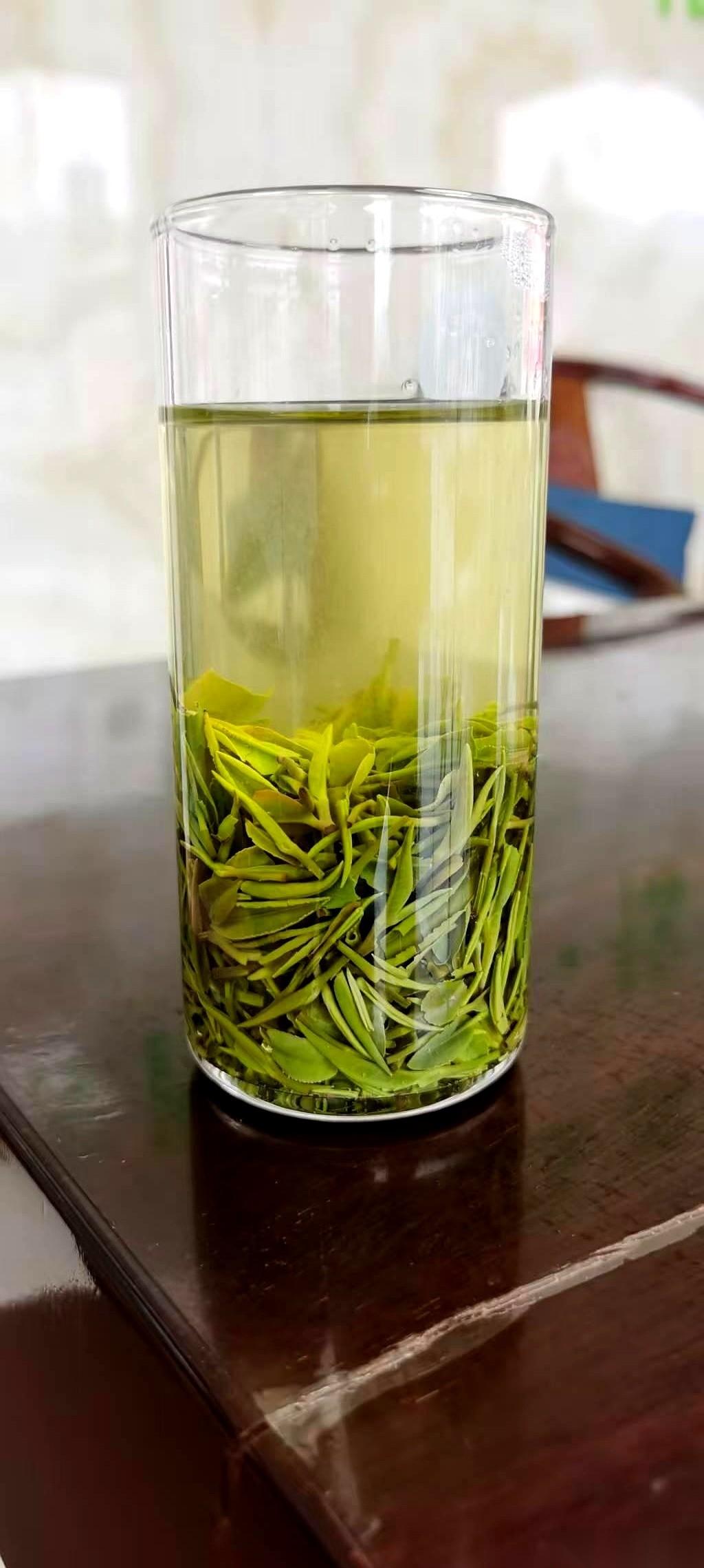 每次看到外地朋友花大价钱,就为了买那点尖尖上的小芽,我心里就想笑。真的。他们
