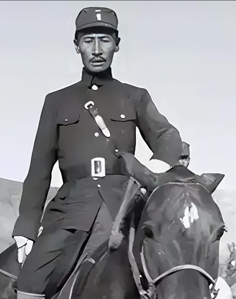 1932年，马占山宣布向日本投降，顿时国内上下骂声一片，然而在受降仪式上，马占