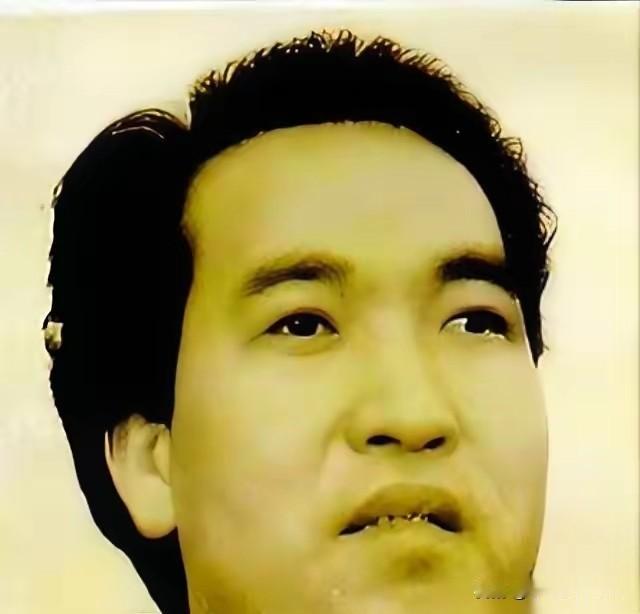 就是这样一位，眼中带着泪痕、有着鉴定的目光主人公他将六万多件文物无偿捐给国家