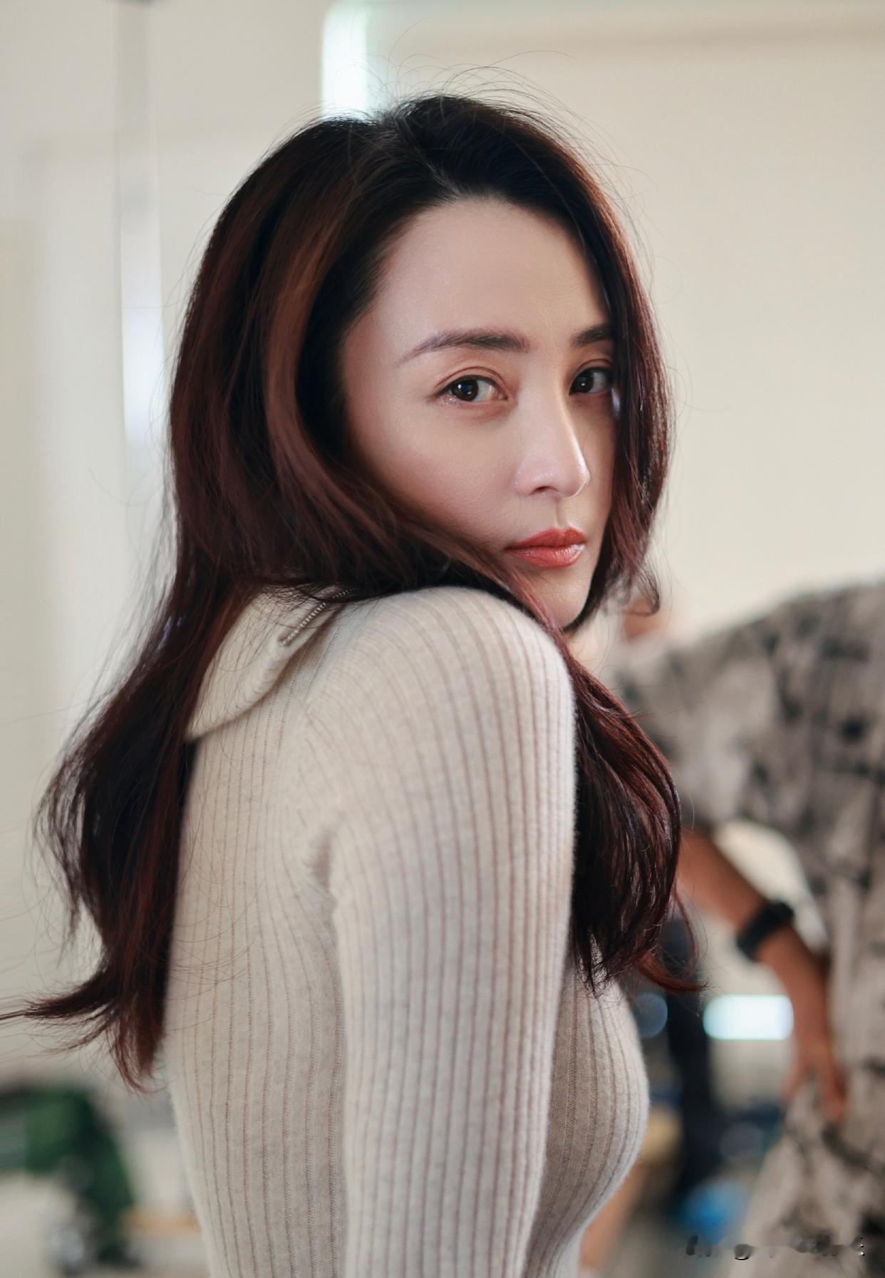 难怪蒋勤勤不愿意牵陈建斌的手，蒋勤勤新拍的写真还是那么美丽动人，代入剧里