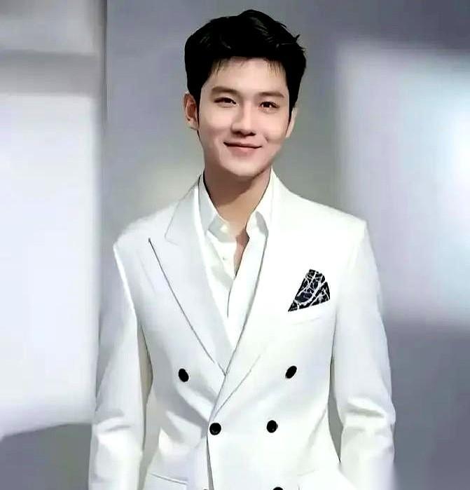 德国老将波尔，又对樊振东出手了。这次不是在球台上，而是一件卫衣。一个包裹递过