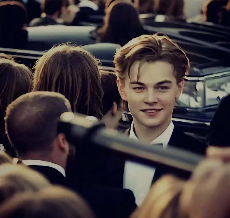 奥斯卡颁奖夜，全场最揪心的一幕，莫过于当最佳男主角的信封被撕开时，镜头定格在莱昂