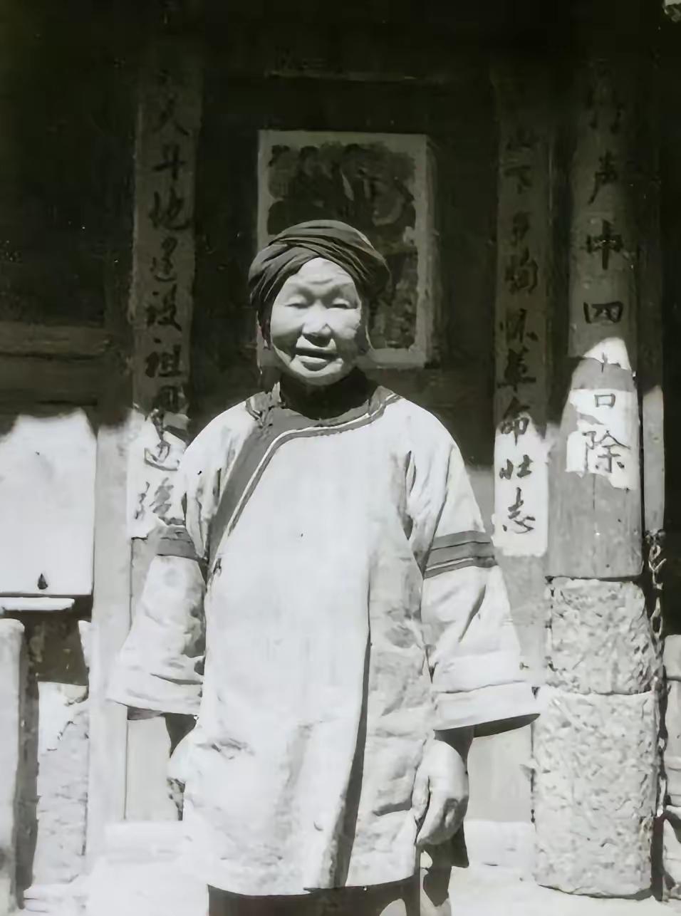 1943年，一个女乞丐正要出城，日军怀疑她是地下党，竟让她当众脱下衣服，这时，女