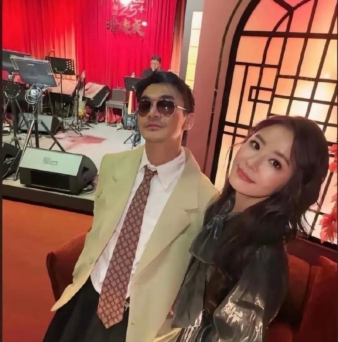 林心如在台北办了50岁生日宴。卷着一头长发，化着精致妆，脸保养得不错，状态特别好，根本看不出实际岁数
