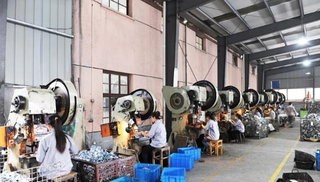 为什么制造业向外国搬迁，而不向中西部搬迁？简单来说，除了广西和四川，其他西部省份