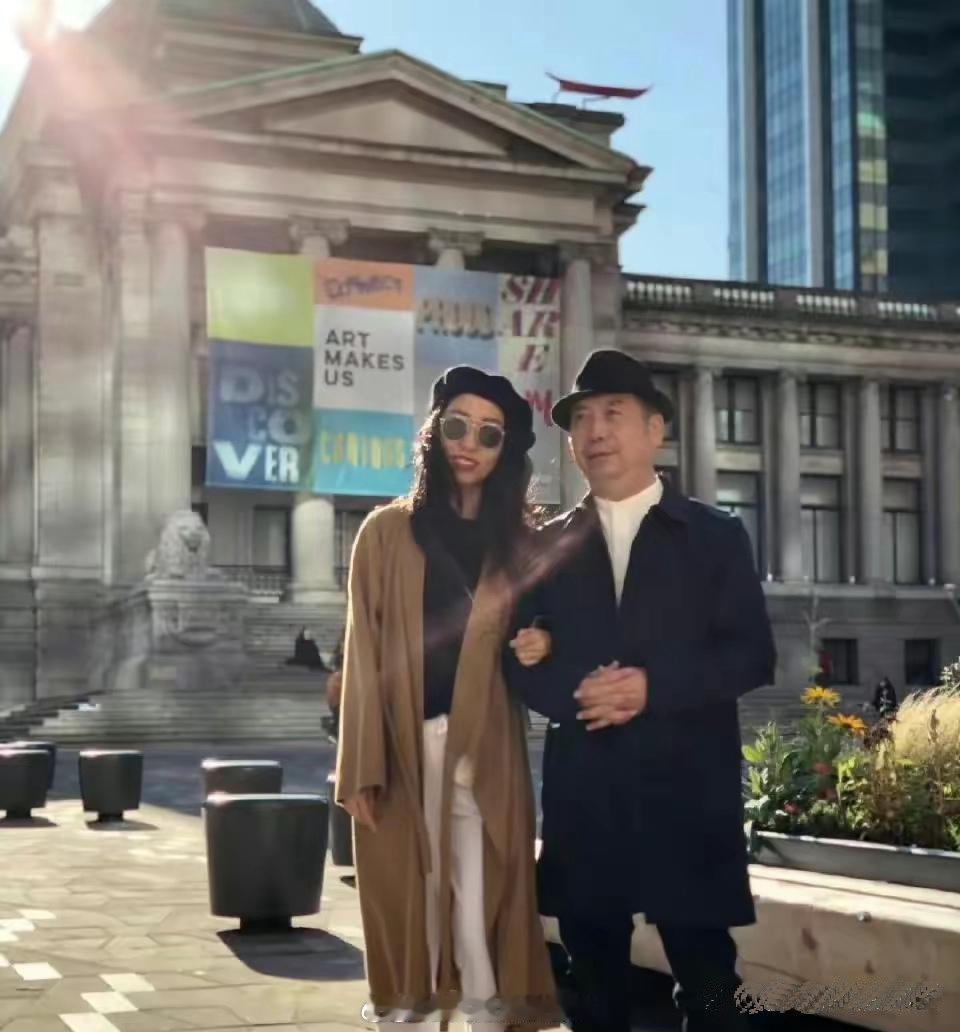 两个人在加拿大潇洒快活，只留她妈在国内蹲大牢。​​​