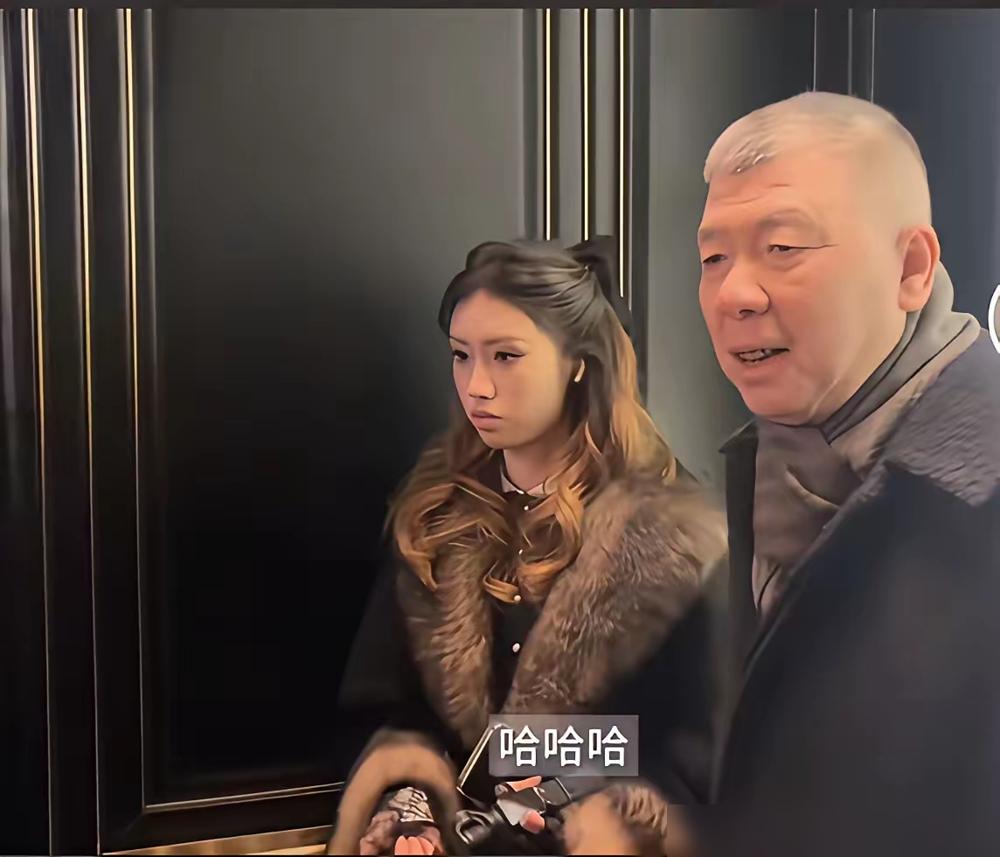 亲生闺女挤在老小区搞剪辑，领来的养女却独享北京500平豪宅、美国私立高中、纽约大