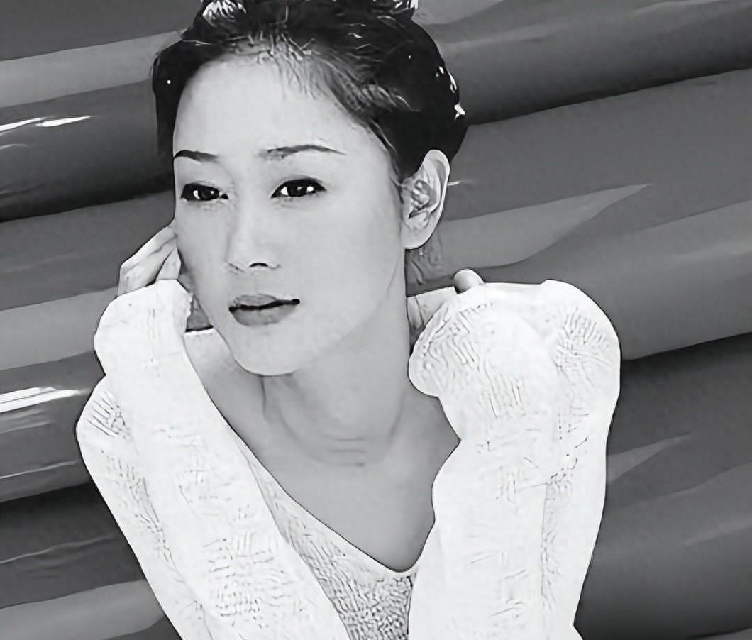 谁能想到，一个爷爷是国大代表、奶奶是左宗棠亲孙女、亲爹是少将的顶级名媛，最后竟会