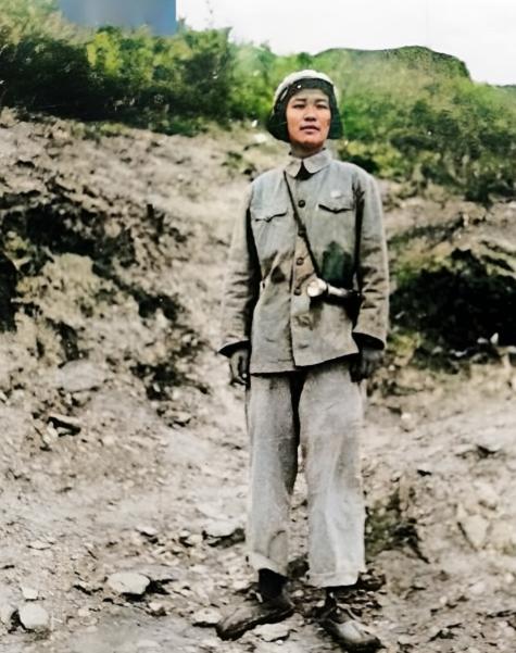她是海鸥将军戴安澜将军唯一的女儿戴藩篱，受父亲的影响，年仅15岁的戴藩篱就报名参