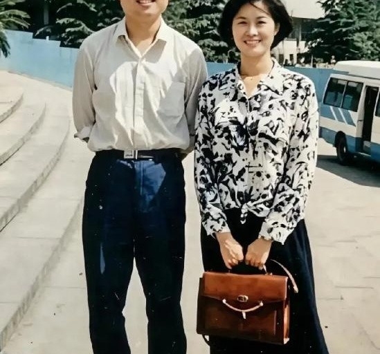 1994年央视老台门口，一张随手拍，把敬一丹年轻时的漂亮留住了。碎花衬衫配黑摆裙，笑得很松，旁边编导