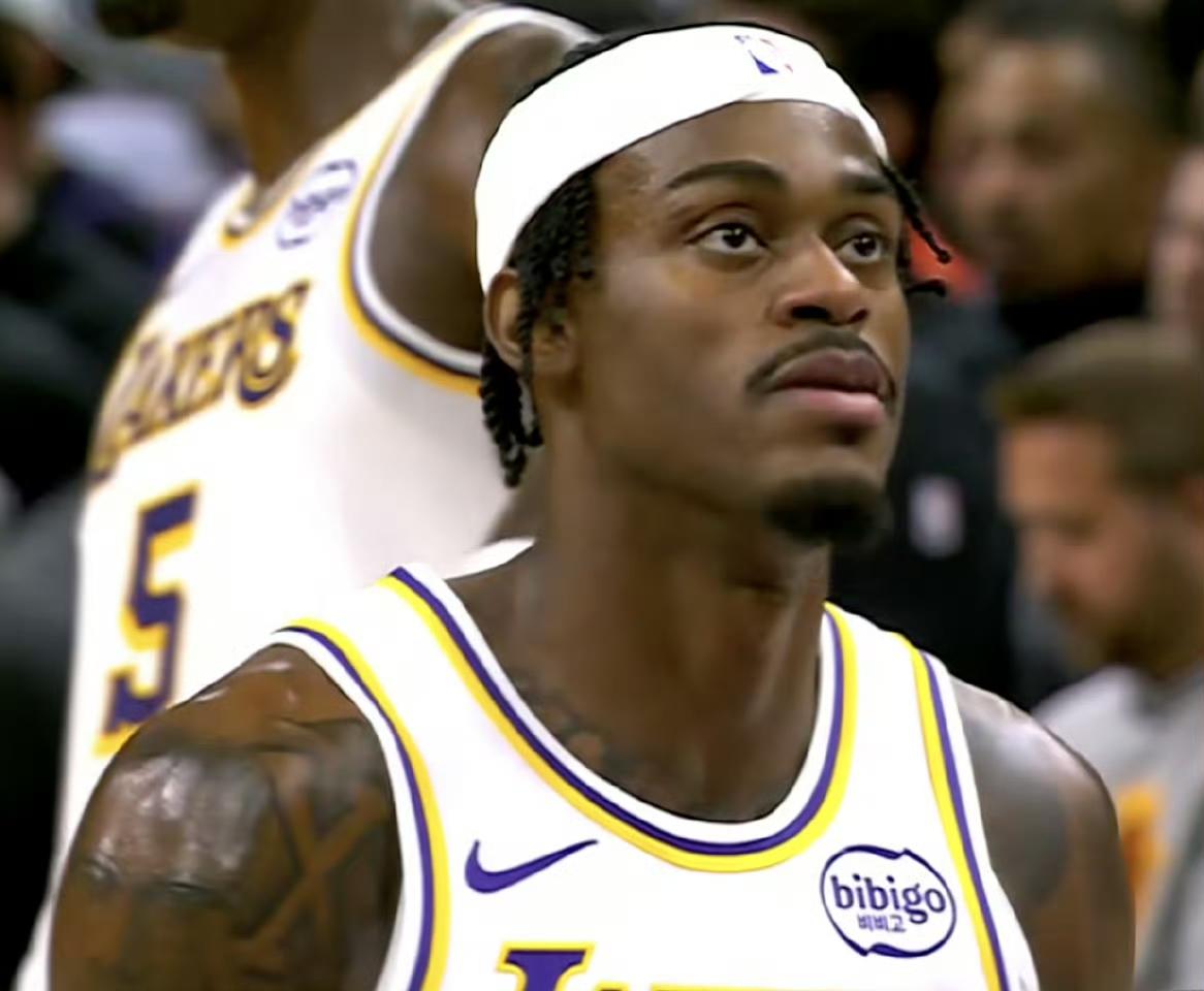 范德彪怒怼狄龙！被雪藏一个月的范德彪，用6个前场篮板+2抢断1盖帽的完美防守，