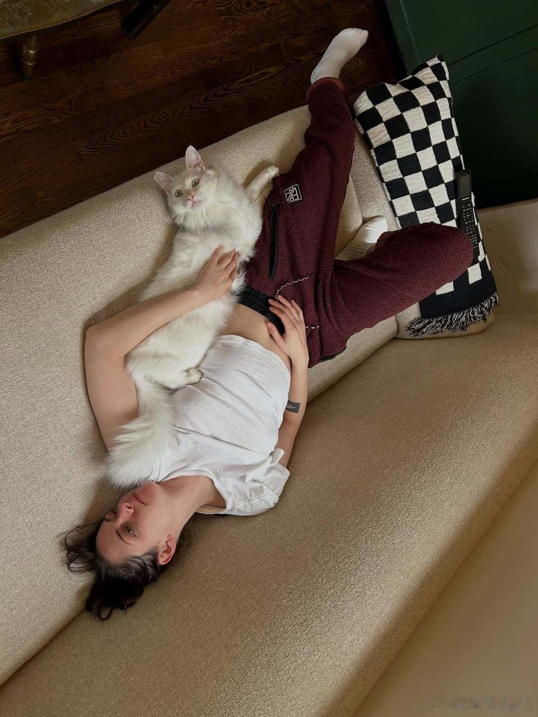 kristenstewart克里斯汀斯图尔特的老婆Dylanmeyer晒出小