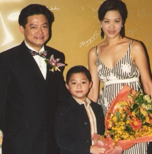 相伴26年人人羡慕的模范夫妻彻底散了，65岁知名歌唱家丢下原配和孩子，迎娶小30