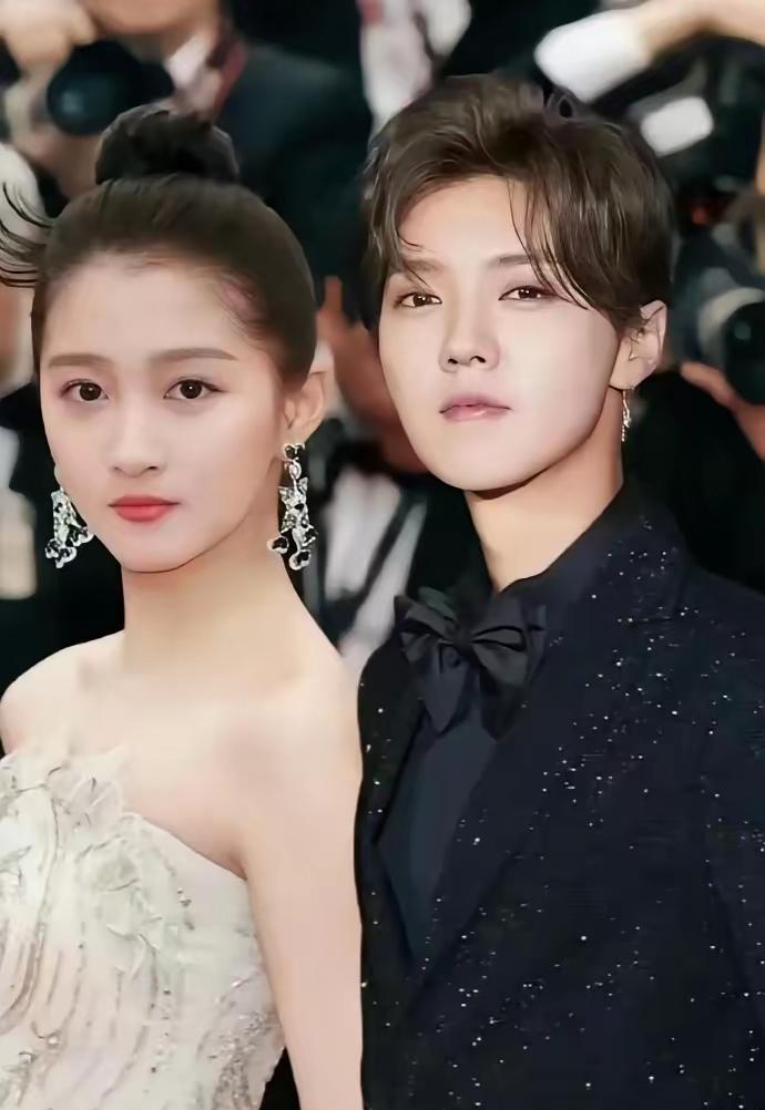 六年了。昨晚狗仔在横店拍到他攥着外套等她收工，两人散步时关晓彤把脸往他肩膀上蹭