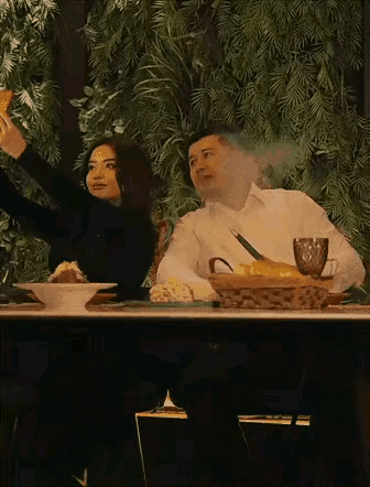 老王但凡有这个男的十分之一的霸气，都不会沦落至此，现在的王石成了田朴珺的小跟班。