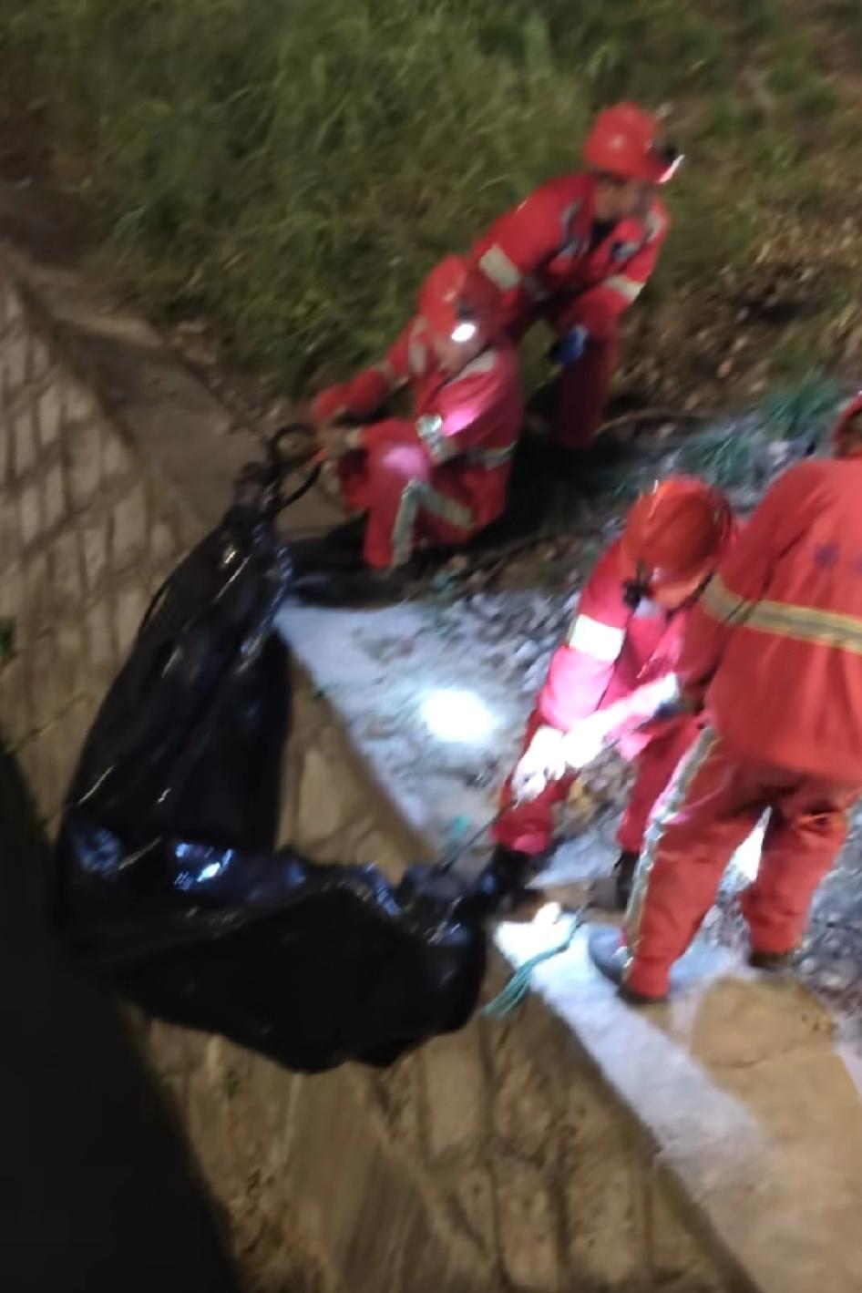 这么多人拽不动一个得有多恐惧！！！看样子有上千斤重，应该是大象！这个应该是九堡