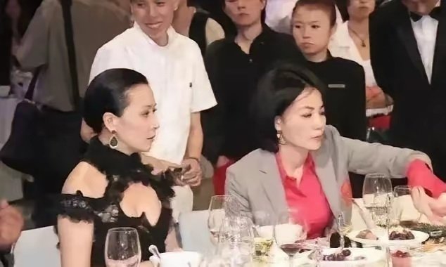 王菲不愧是北方女人，主打一个豪爽和一旁的刘嘉玲形成了鲜明的对比​​