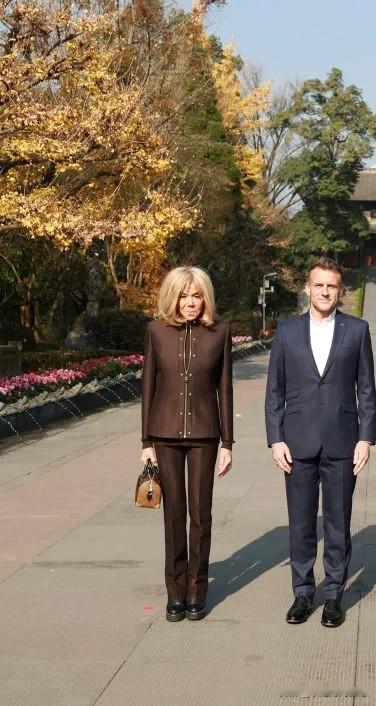 法国总统马克龙的老婆的好身材，真是让人服气，穿西装裤也遮不住她修长笔直的美腿线条