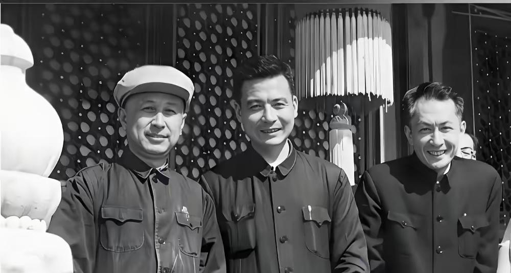 1966年天安门城楼，周总理特意请这三位科学家站C位，背后大有深意1966年