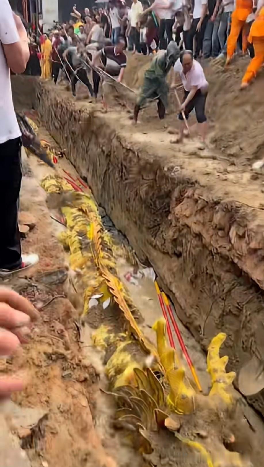 这是在干嘛？[？？？]什么地方的民俗吗？
