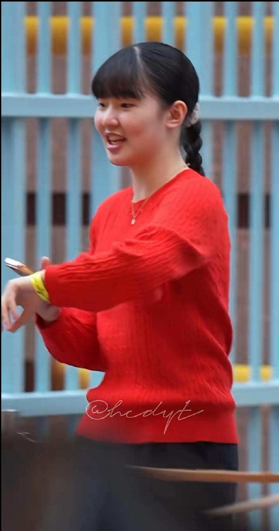 在WTT新加坡大满贯刷到张本美和！这红衣小甜豆，笑起来酒窝能盛蜜🍯家人们