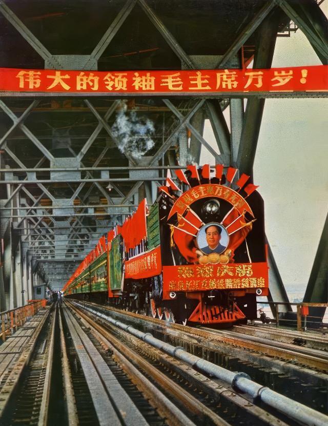 这是一个值得我们铭记的日子。1968年9月底，南京长江大桥铁路竣工通车。10