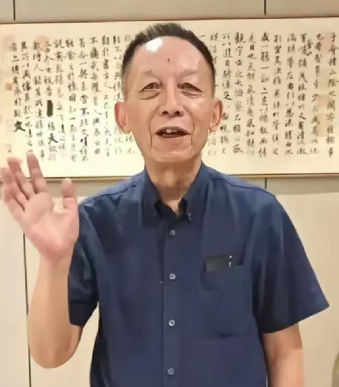 泪目！武汉，武汉大学里一位历史系副教授多年评不上教授，课却越讲越火，走廊里挤人，