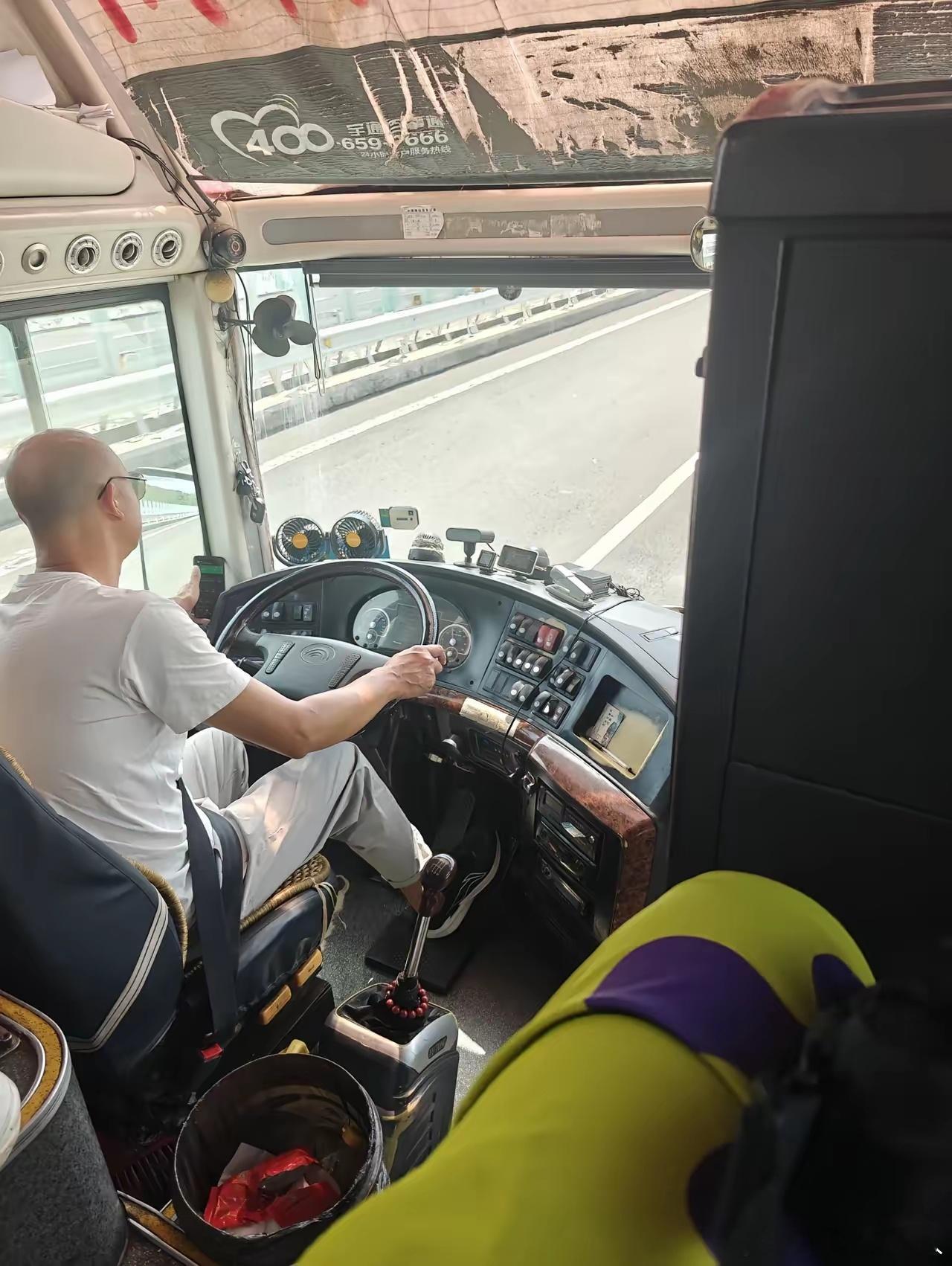 为啥大巴司机开长途从来不犯困啊？坐车的时候跟司机闲聊得知，他一天最少要开七八百公