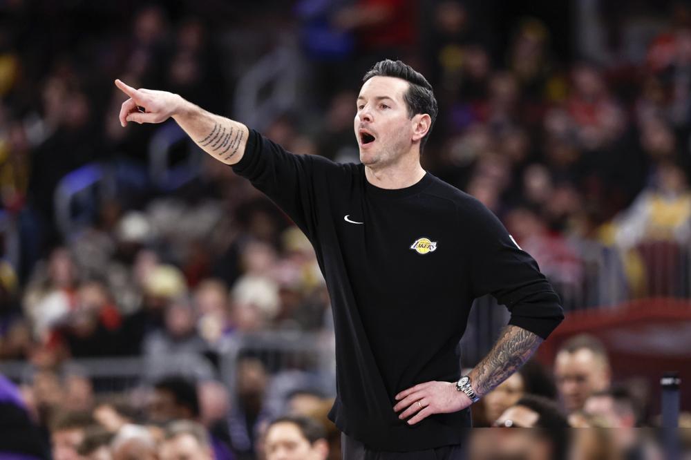 距离超越贾巴尔仅差两球，主帅雷迪克硬生生把打疯了的詹姆斯拖回替补席，转头看着东契