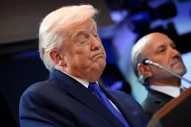 特朗普封锁霍尔木兹，拦船却拦不住钱，美国民众先扛不住了？特朗普连夜放话，派美